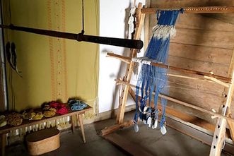 Heuneburg – Stadt Pyrene, Textilecke im rekonstruierten Wohnhaus