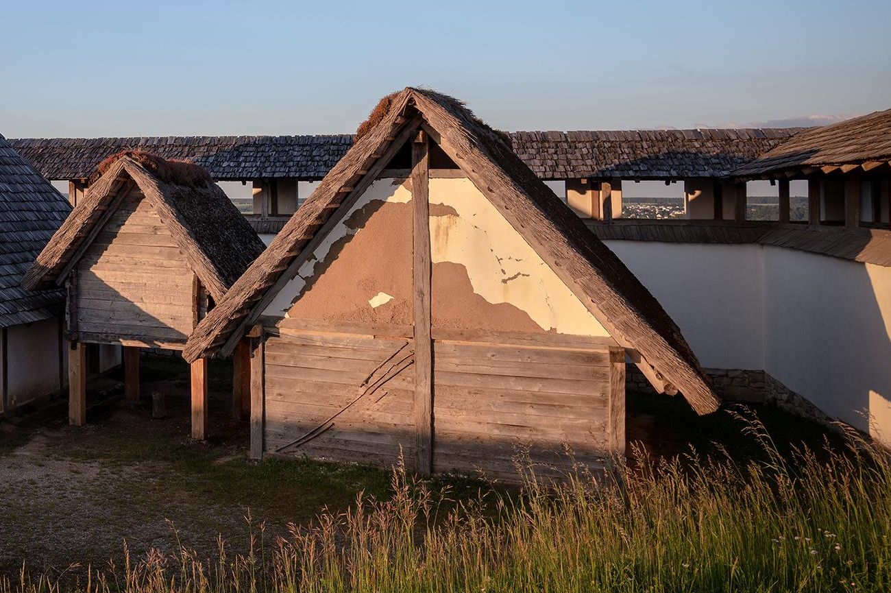 Heuneburg – Stadt Pyrene, rekonstruierte Gebäude des Handwerkerviertels