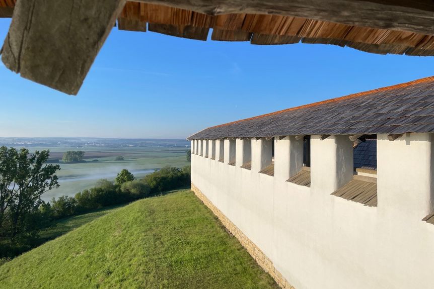 Heuneburg – Stadt Pyrene, Außen, malerischer Ausblick von der Lehmziegelmauer in die weite Landschaft