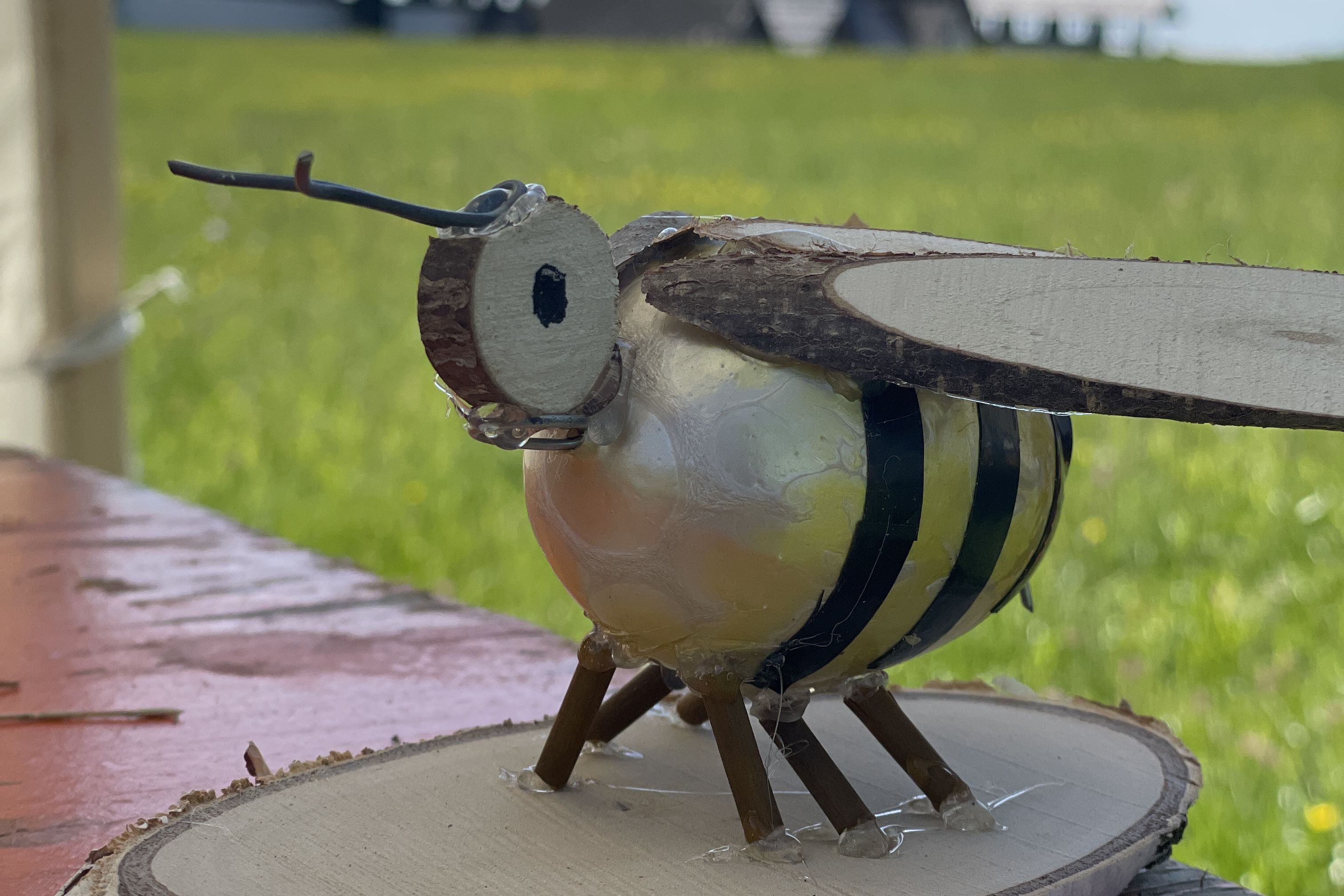 Heuneburg Stadt Pyrene, Naturerlebnistag, gebastelte Biene vor der Heuneburg
