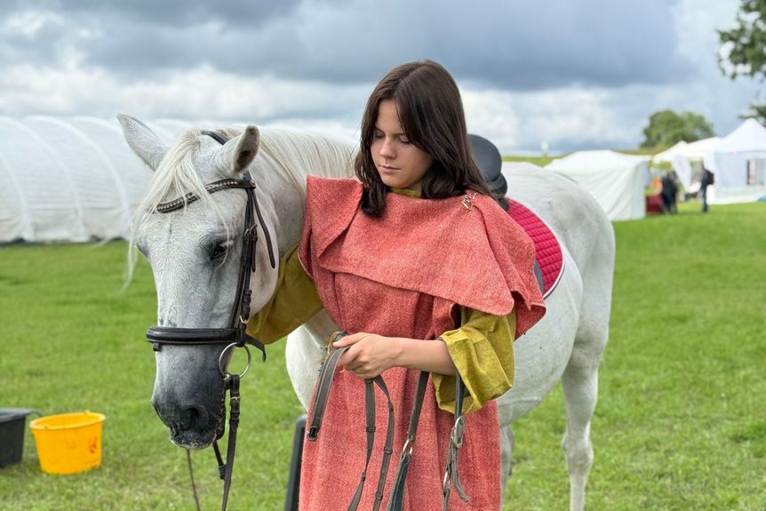 Heuneburg – Stadt Pyrene, Sonstiges, Darstellerin in keltischer Kleidung mit einem Pferd an ihrer Seite.