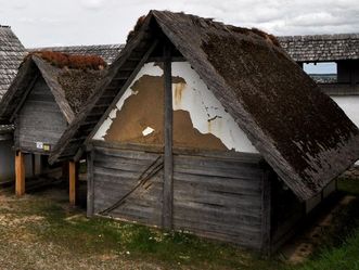 Heuneburg – Stadt Pyrene, rekonstruierte Wohnhaus des Handwerkerviertels