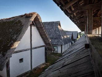Heuneburg – Stadt Pyrene, rekonstruierte Gebäude des Handwerkerviertels