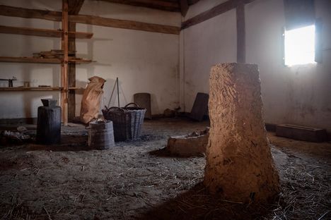 Heuneburg – Stadt Pyrene, Beispielhafter keltischer Webstuhl und Keramik im Freilichtmuseum der Heuneburg