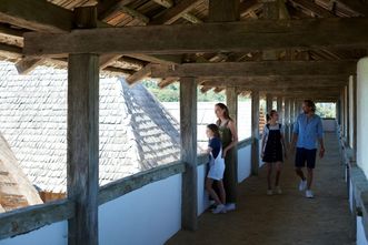 Heuneburg – Stadt Pyrene, Besucher im Wehrgang