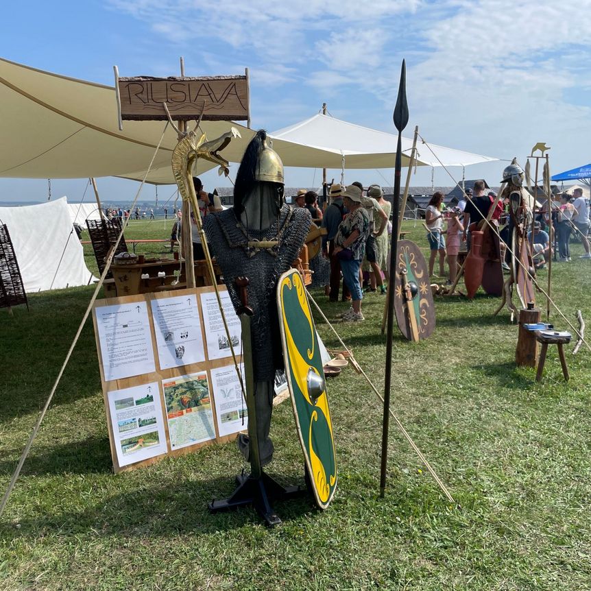 Heuneburg - Stadt Pyrene, Event, Waffen und Rüstungen aus der Antike werden beim Keltenfest auf der Heuneburg – Stadt Pyrene ausgestellt.