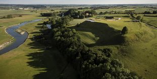 Heuneburg – Stadt Pyrene, Luftansicht der Lage der Heuneburg an der Donau