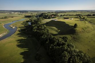 Heuneburg – Stadt Pyrene, Luftansicht der Lage der Heuneburg an der Donau