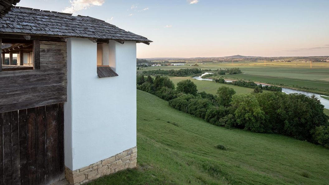 Heuneburg – Stadt Pyrene, Rekonstruktion der Lehmziegelmauer mit Blick zur Donau