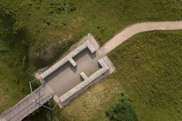 Heuneburg – Stadt Pyrene, Mauerwerk der Toranlage mit rekonstruiertem Torumriss