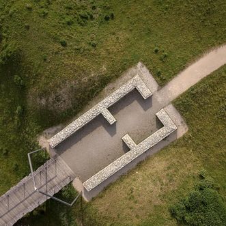 Heuneburg – Stadt Pyrene, Mauerwerk der Toranlage mit rekonstruiertem Torumriss