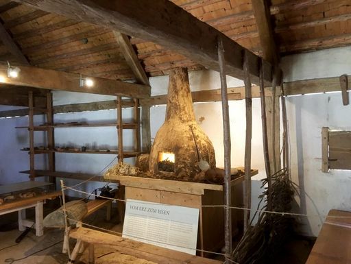 Heuneburg – Stadt Pyrene, Rennofen im rekonstruierte Gebäude des Handwerkerviertels