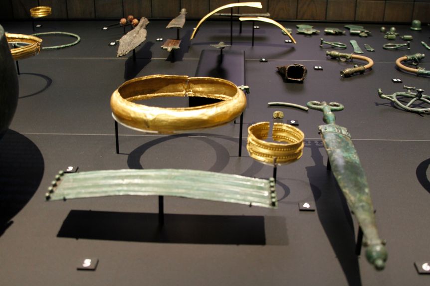 Ausstellungsstücke im Landesmuseum Württemberg, die das hohe Niveau der keltischen Handwerkskunst zeigen.