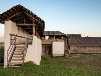 Heuneburg – Stadt Pyrene, rekonstruierte Lehmziegelmauer