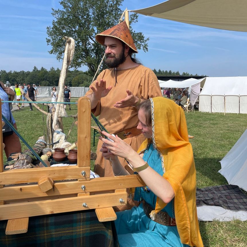 Darstellende in rekonstruierter Kleidung sind beim Keltenfest auf der Heuneburg – Stadt Pyrene zu sehen.