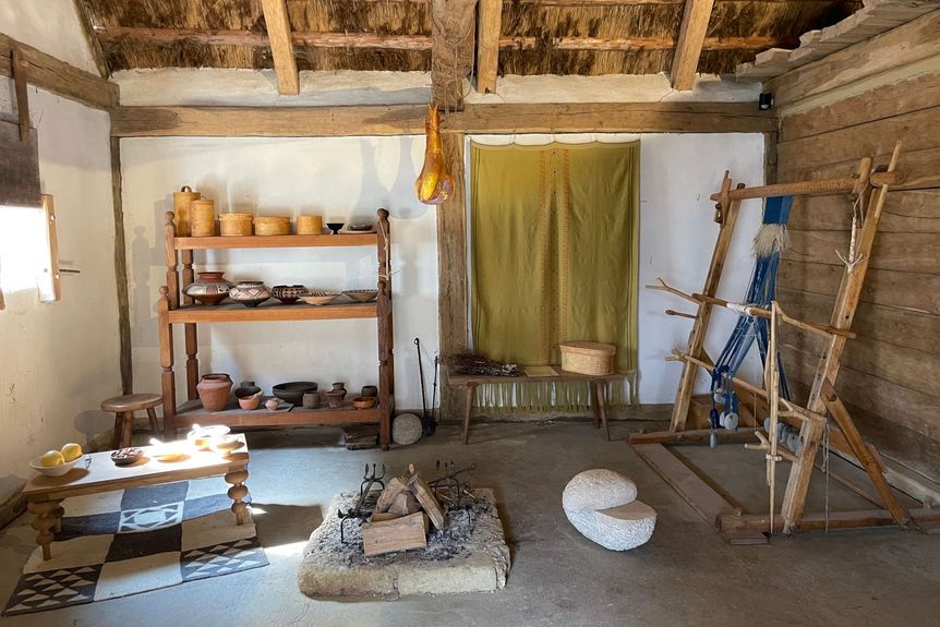 Heuneburg – Stadt Pyrene, Innen, Blick ins Innere eines rekonstruierten Wohnhauses