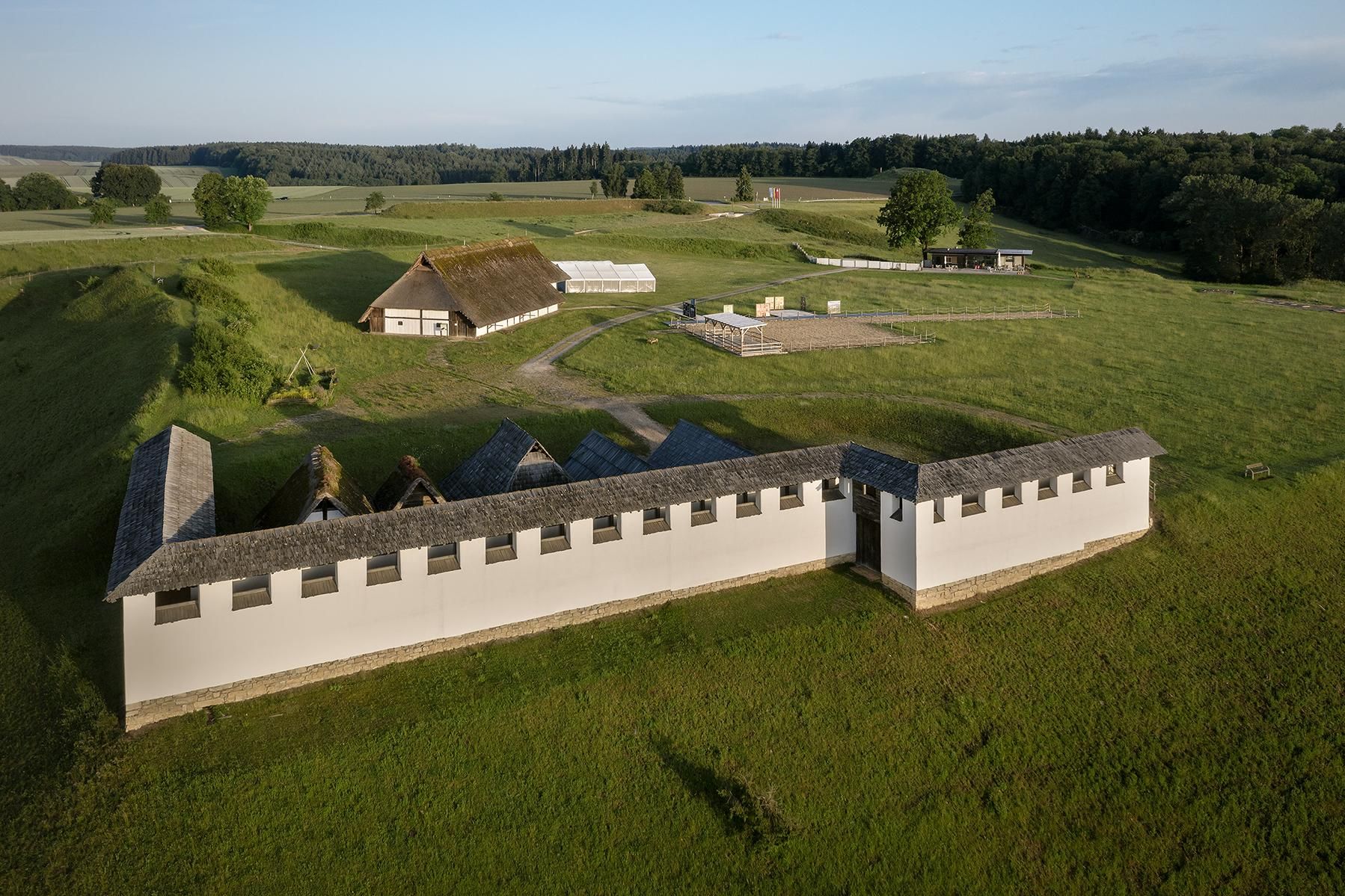 Rekonstruktion Lehmziegelmauer Heuneburg, Luftansicht